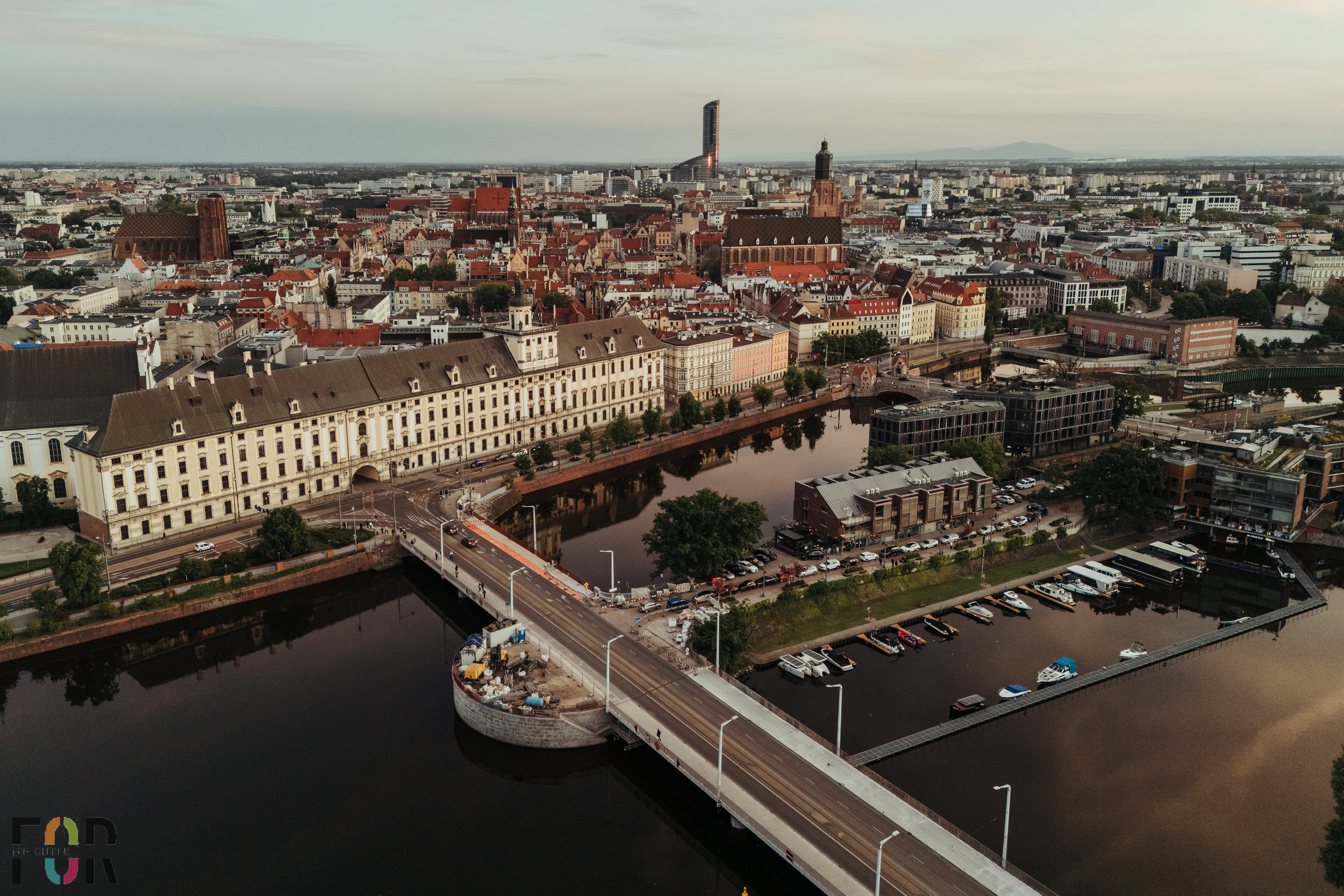 Widok z lotu ptaka na Odrę, Ostrów Tumski i Wyspę Mieszczańską we Wrocławiu, okolice restauracji Przystań i Marina
