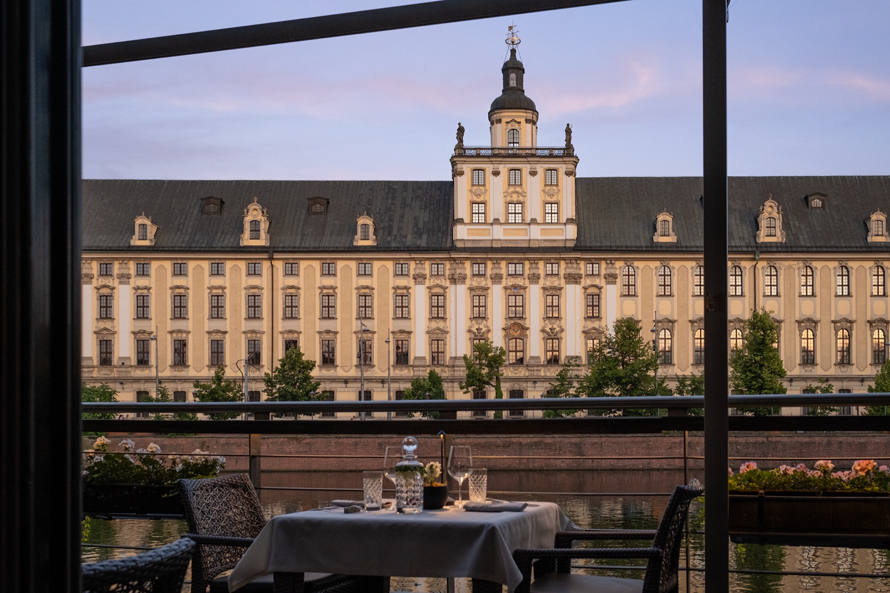 Widok z tarasu restauracji na Odrę wieczorem